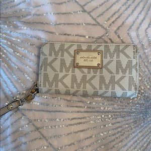 white michael kors wallet